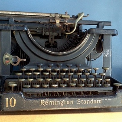 picture of an antique black remington typewriter