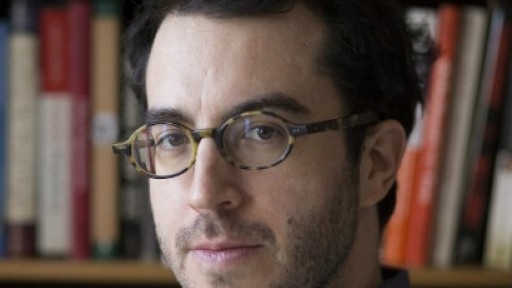 Image of Jonathan Safran Foer in front of bookshelves